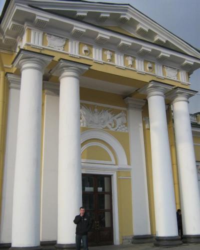 Poste de garde sur la place Sennaya , Russie .Affiche l’armoirie de l’empire d’Hayti