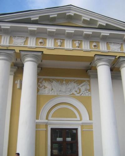 Poste de garde sur la place Sennaya , Russie .Affiche l’armoirie de l’empire d’Hayti