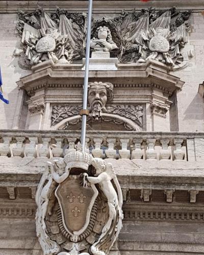 Marseille - Hôtel de ville, quai du Port - Façade sur le Vieux Port - Louis XIV domine Marseille avec l’armoire de l’empire Hayti.