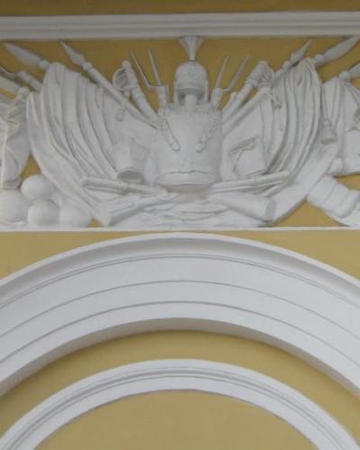 Poste de garde sur la place Sennaya , Russie .Affiche l’armoirie de l’empire d’Hayti